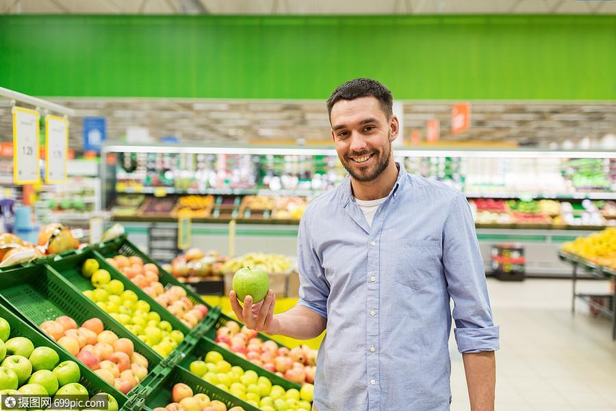 购物食品销售消费主义人们的观念快乐的人杂货店超市买青苹果